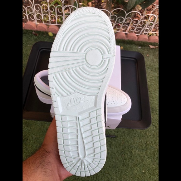 Air Jordan 1 Low “Barely Green” Size 10.5 Women’s - Picture 6 of 7